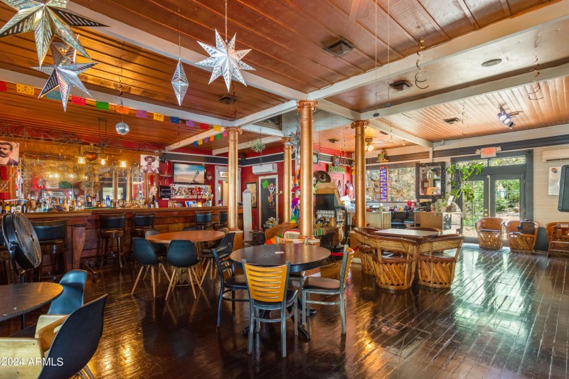 Bar/dining area