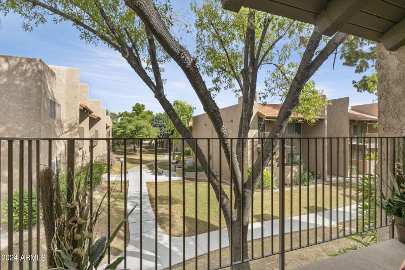 24-web-or-mls-5525-e-thomas-rd-unit-m11