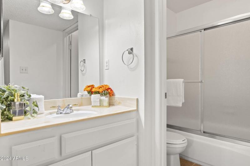 29-web-or-mls-5525-e-thomas-rd-unit-m11