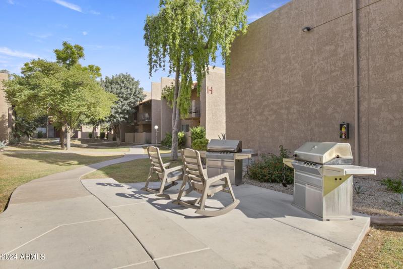 39-web-or-mls-5525-e-thomas-rd-unit-m11