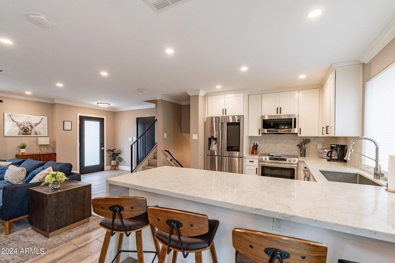 EATING | KITCHEN AREA
