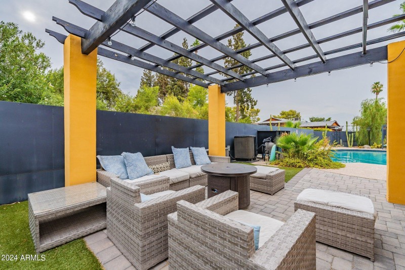 LOUNGING AREA
