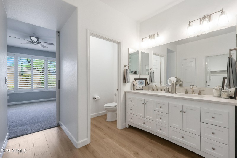 22 Two Sinks and WC With Door