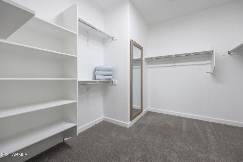 25 Huge Primary Walk-in Closet
