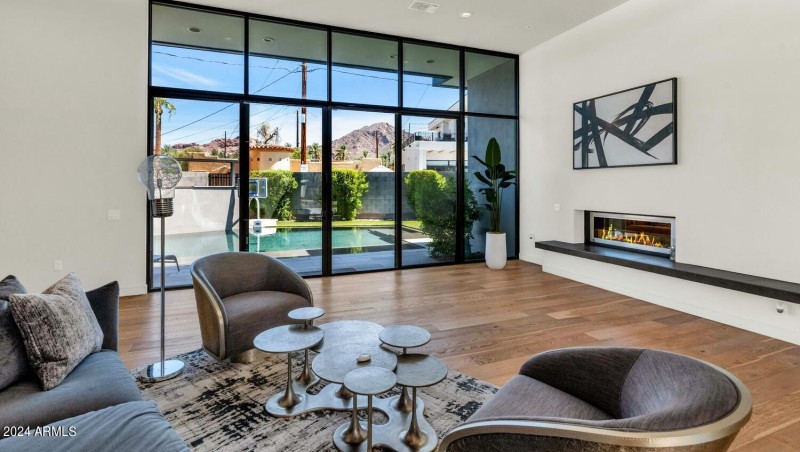 4602 E Glenrosa Ave-large-011-018-4602 E