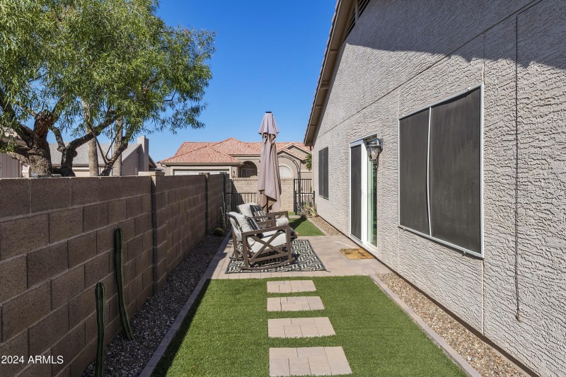 Patio/Synthetic walkway