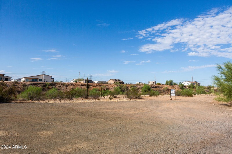 Expansive lot