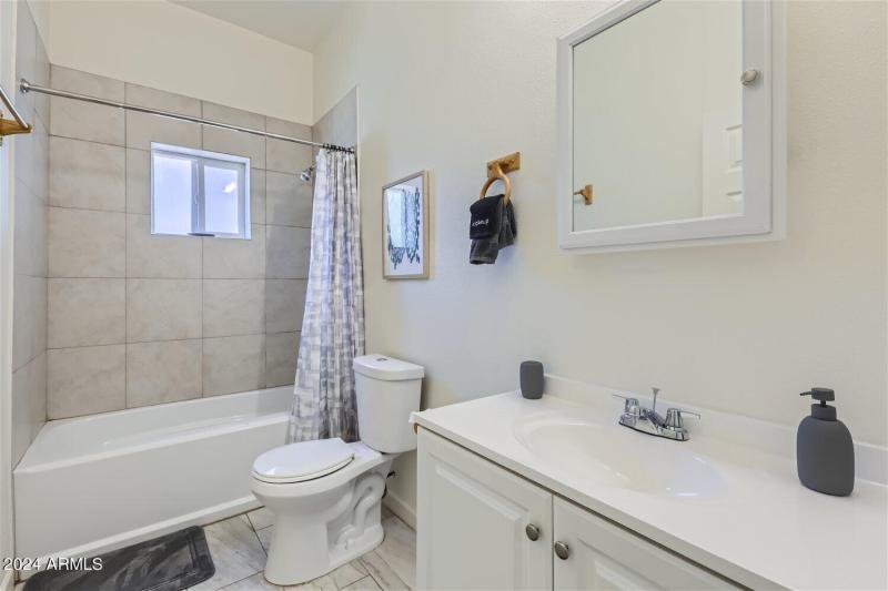 2233 East Sheridan St - Web Quality - 02