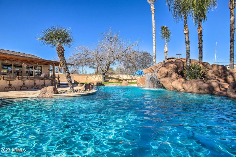 37 Water feature Resort style pool