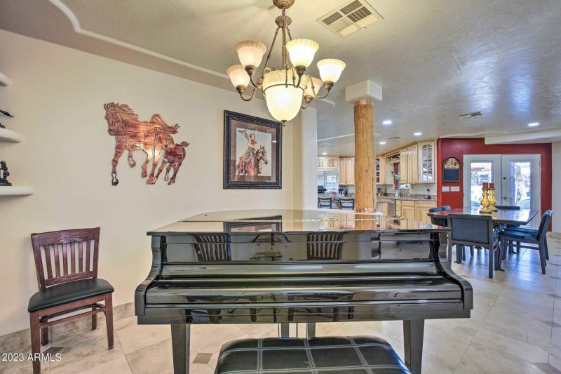 10 Versatile room adjacent to foyer