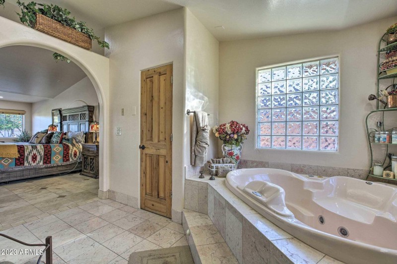 15 Primary Bath garden tub with jets