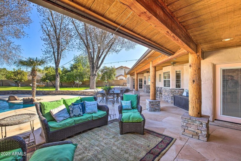 33 Outdoor seating area