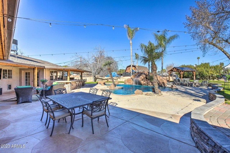 34 Outdoor dining on the deck