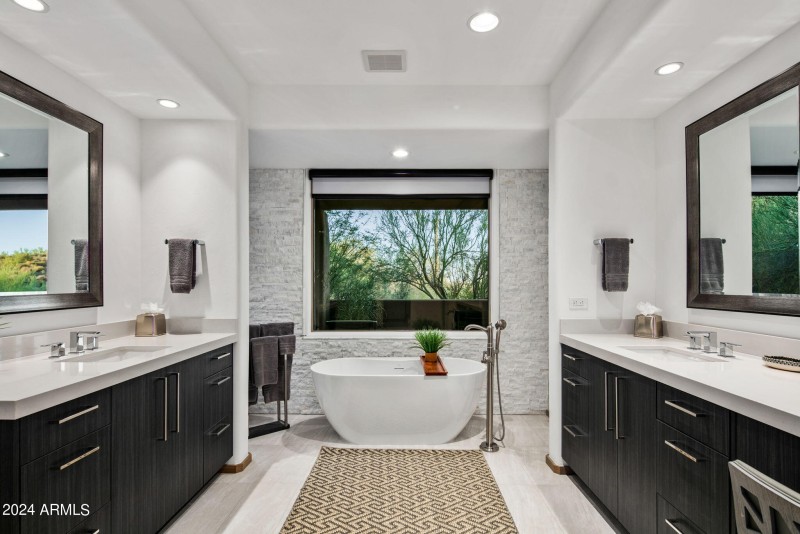 25-web-or-mls-Primary Bath