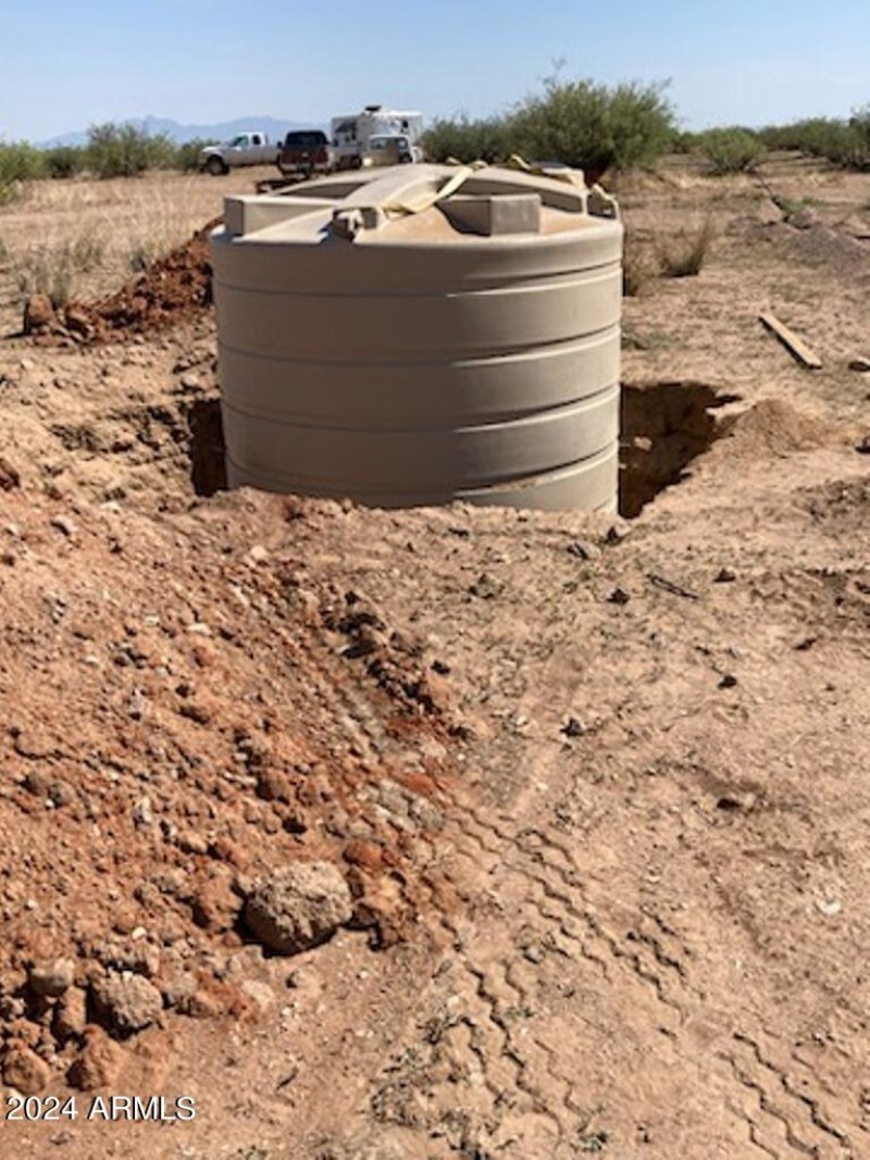 Storage tank for well