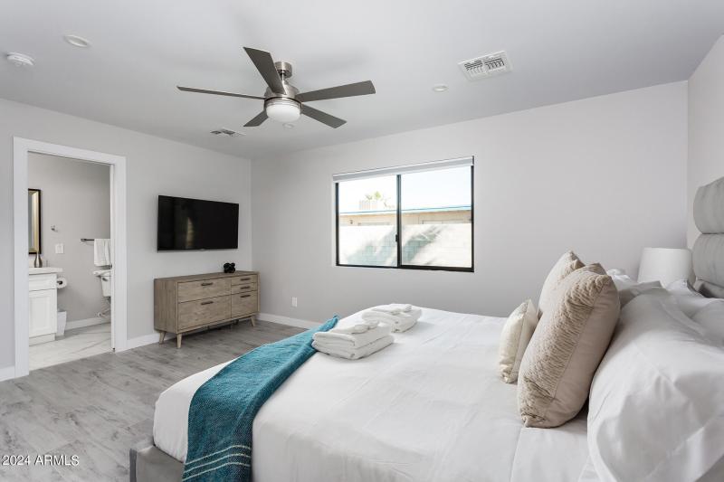 Bedroom-King-Bed-with-TV