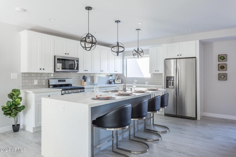 Kitchen-Breakfast-Bar-and-Stainless-Stee