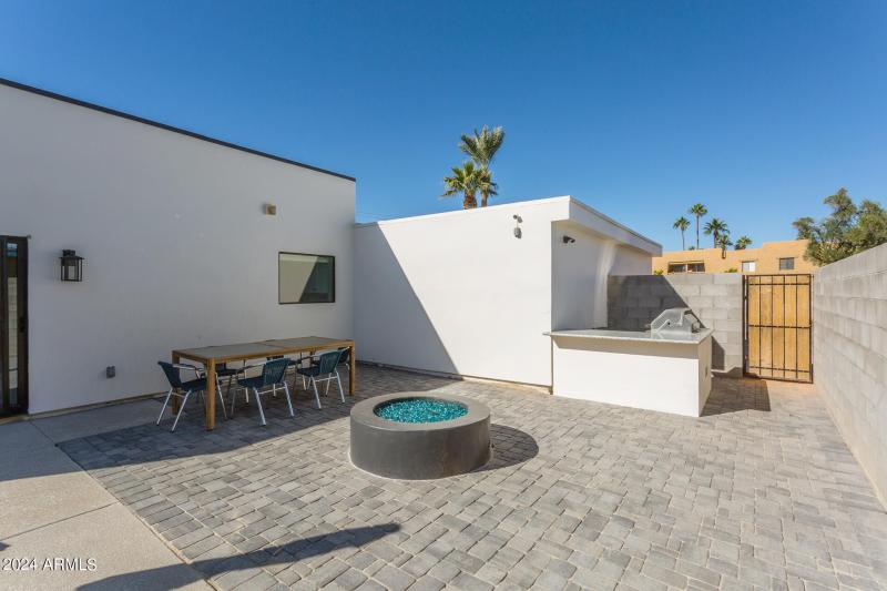 Patio-with-Firepit-and-Grill