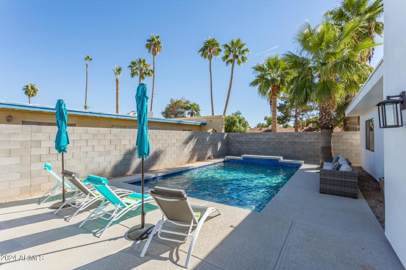 Pool-with-Comfortable-Seating