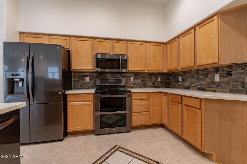 Kitchen w/newer appliances
