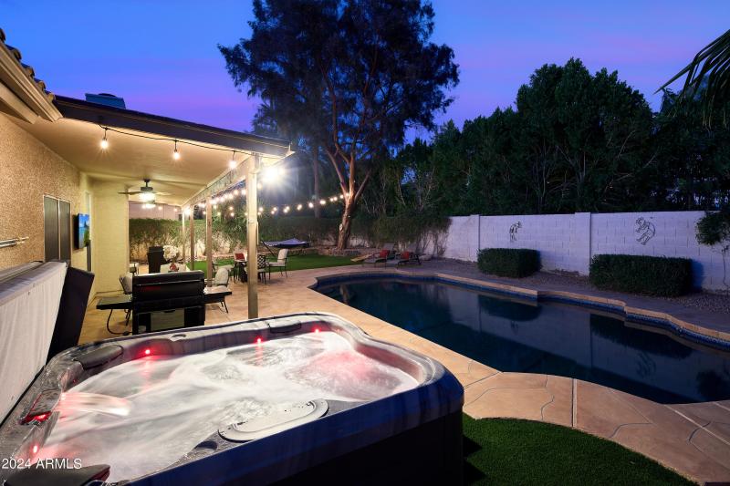 NEW 6-Person Hot Tub