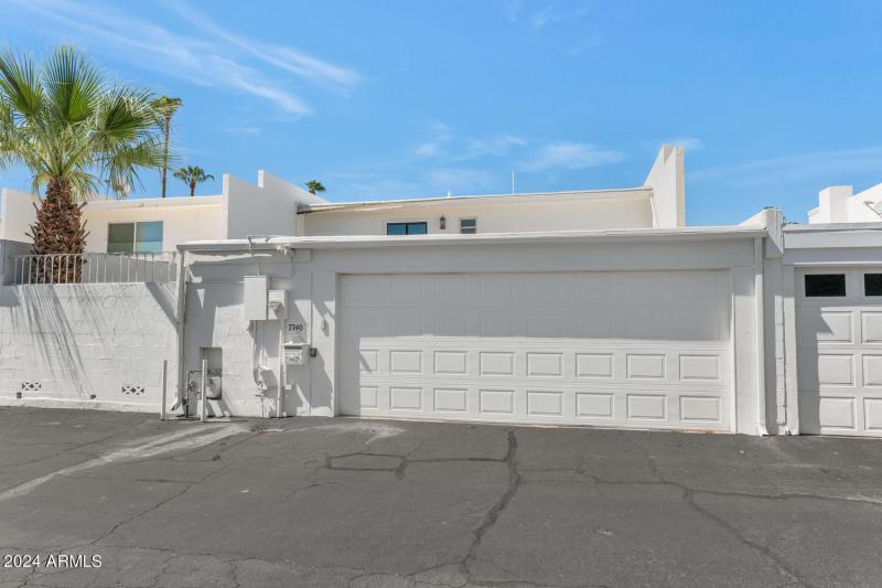 7740 E Camelback Rd-large-024-023-TOD302