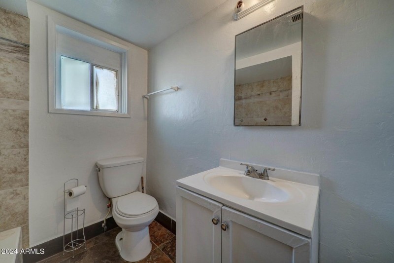 FRONT HOUSE BATH 2