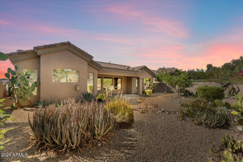 Back of Home Twilight 15120 EVD