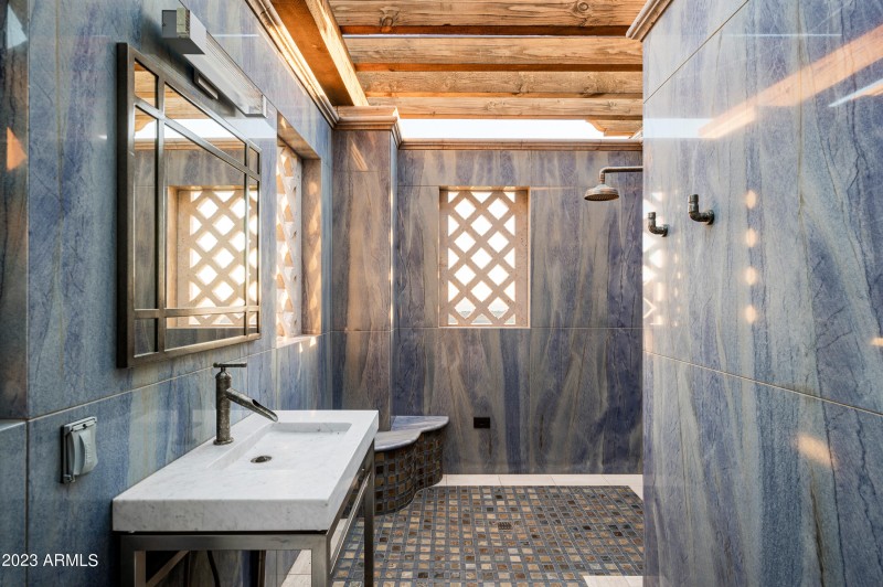 Luxurious Pool Bath