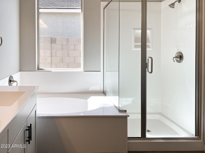 11) MASTER BATH