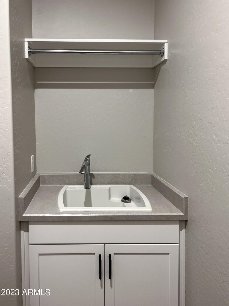 15) LAUNDRY ROOM