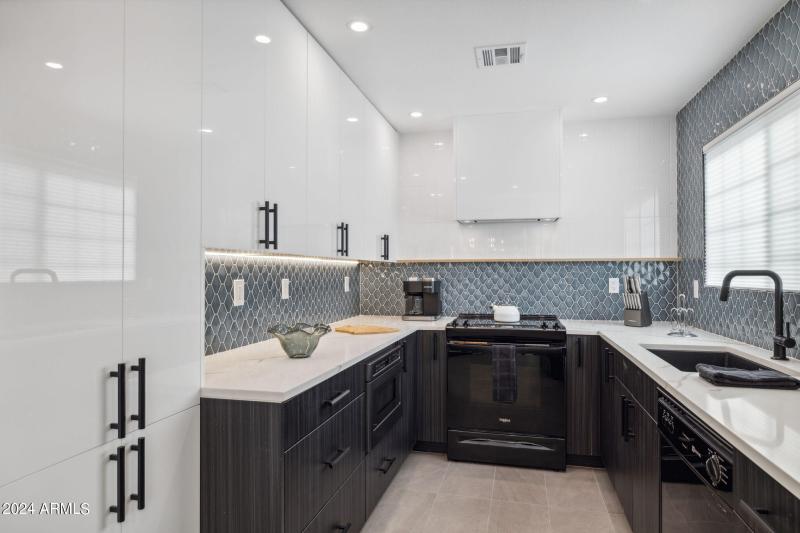 14-web-or-mls-10019-e-mountain-view-rd-1