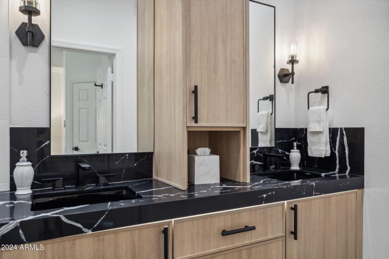 18-web-or-mls-10019-e-mountain-view-rd-1