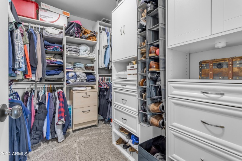 Primasry Walk-in Closet
