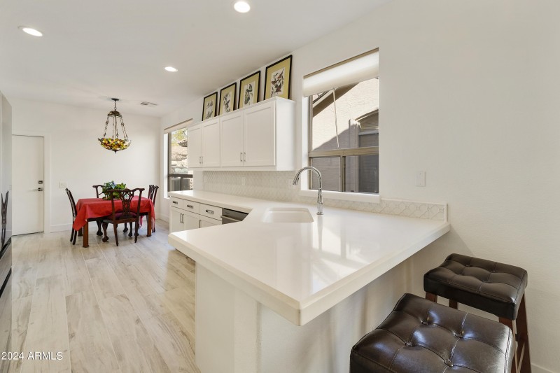 Kitchen w/bkfst bar and eating area