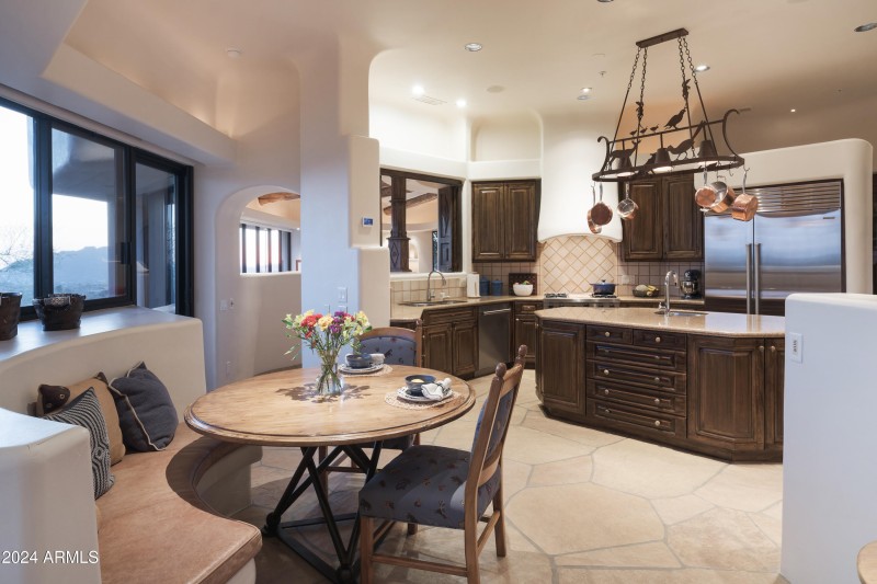 Kitchen and breakfast