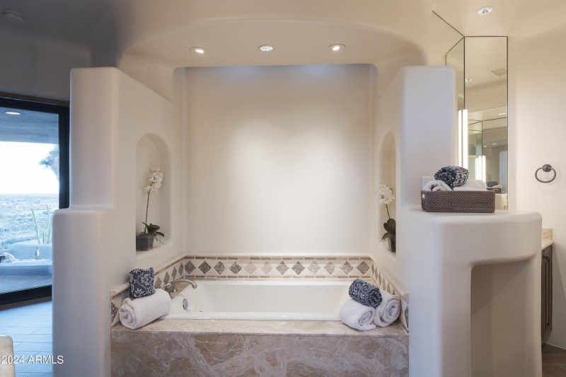 Primary bath tub