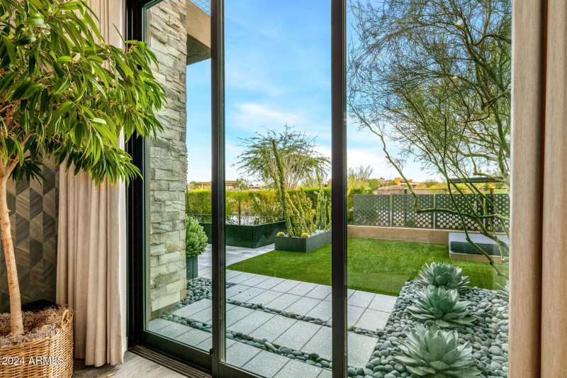 30-web-or-mls-Primary Ensuite Sitting Ar