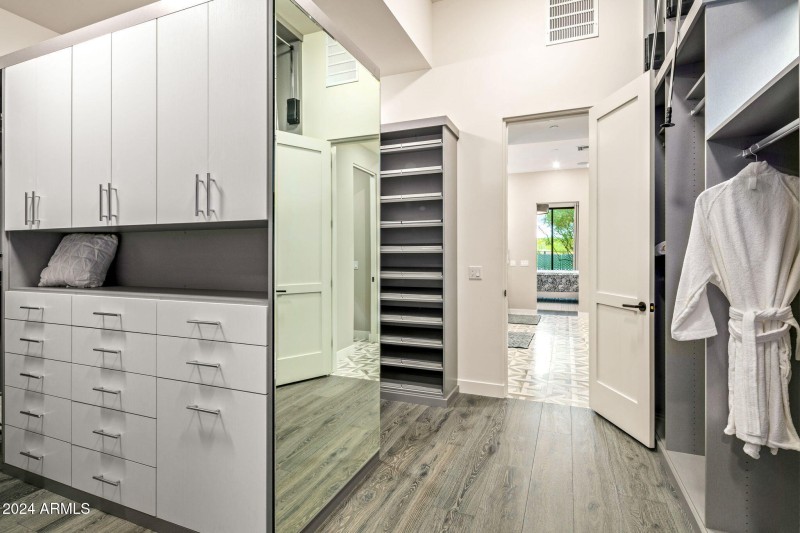 34-web-or-mls-Primary Closet Details