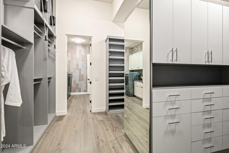 35-web-or-mls-Primary Closets