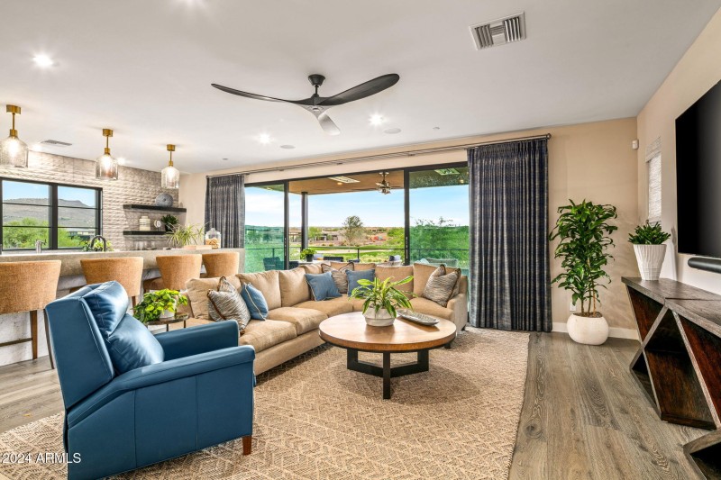 42-web-or-mls-Family Room