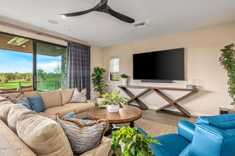 43-web-or-mls-Family Room Views
