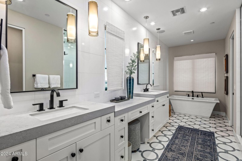 51-web-or-mls-Guest Ensuite Bath