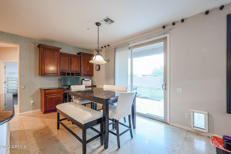 kitchen eat-in area