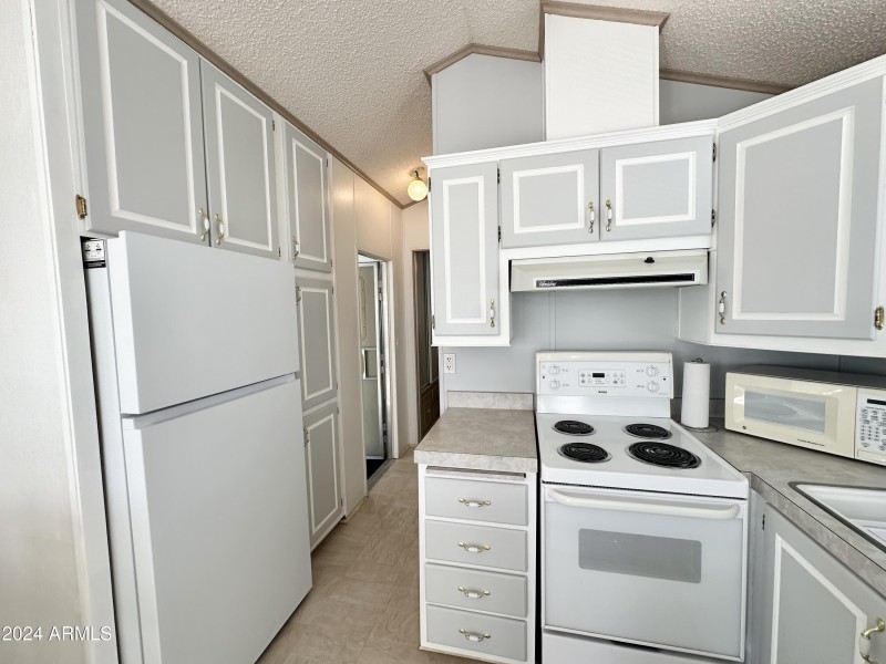 REFRIDGERATOR