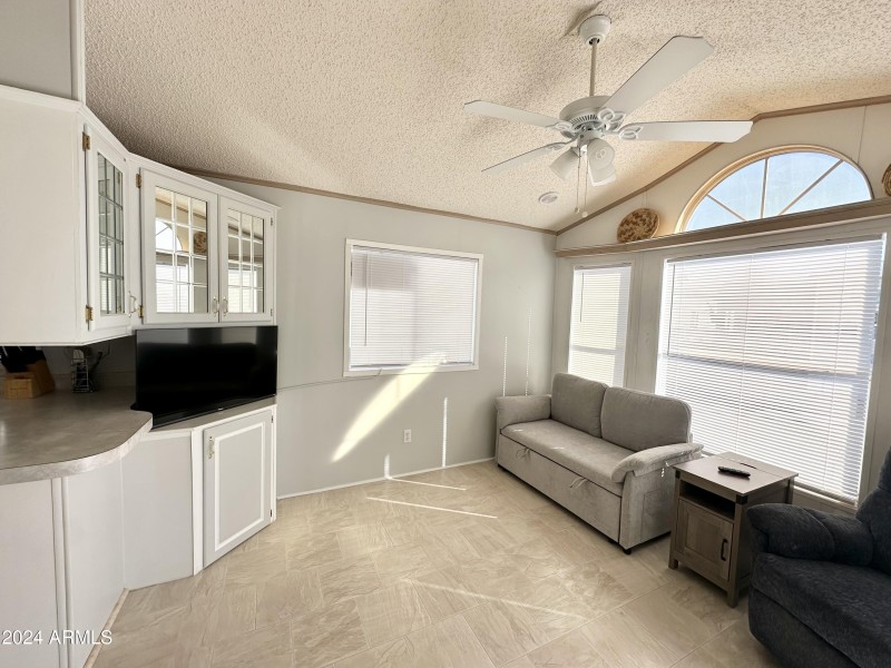 NICE FRONT LIVING AREA