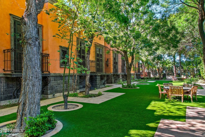 Guest Gardens