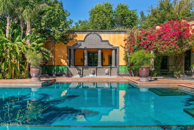 Grand Pool