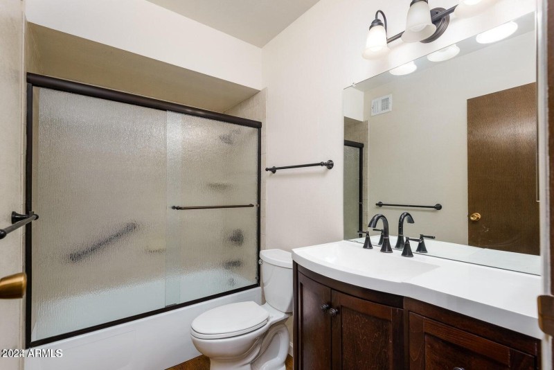 UPSTAIRS BATHROOM
