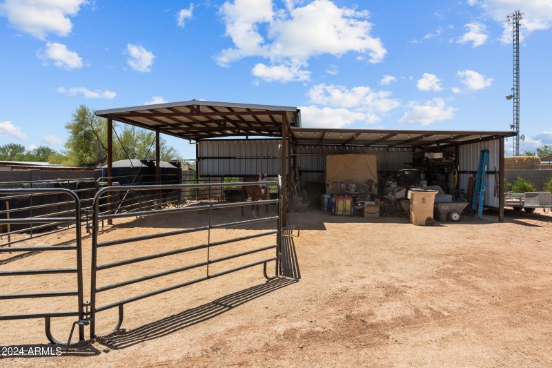 Carport, Horse pen